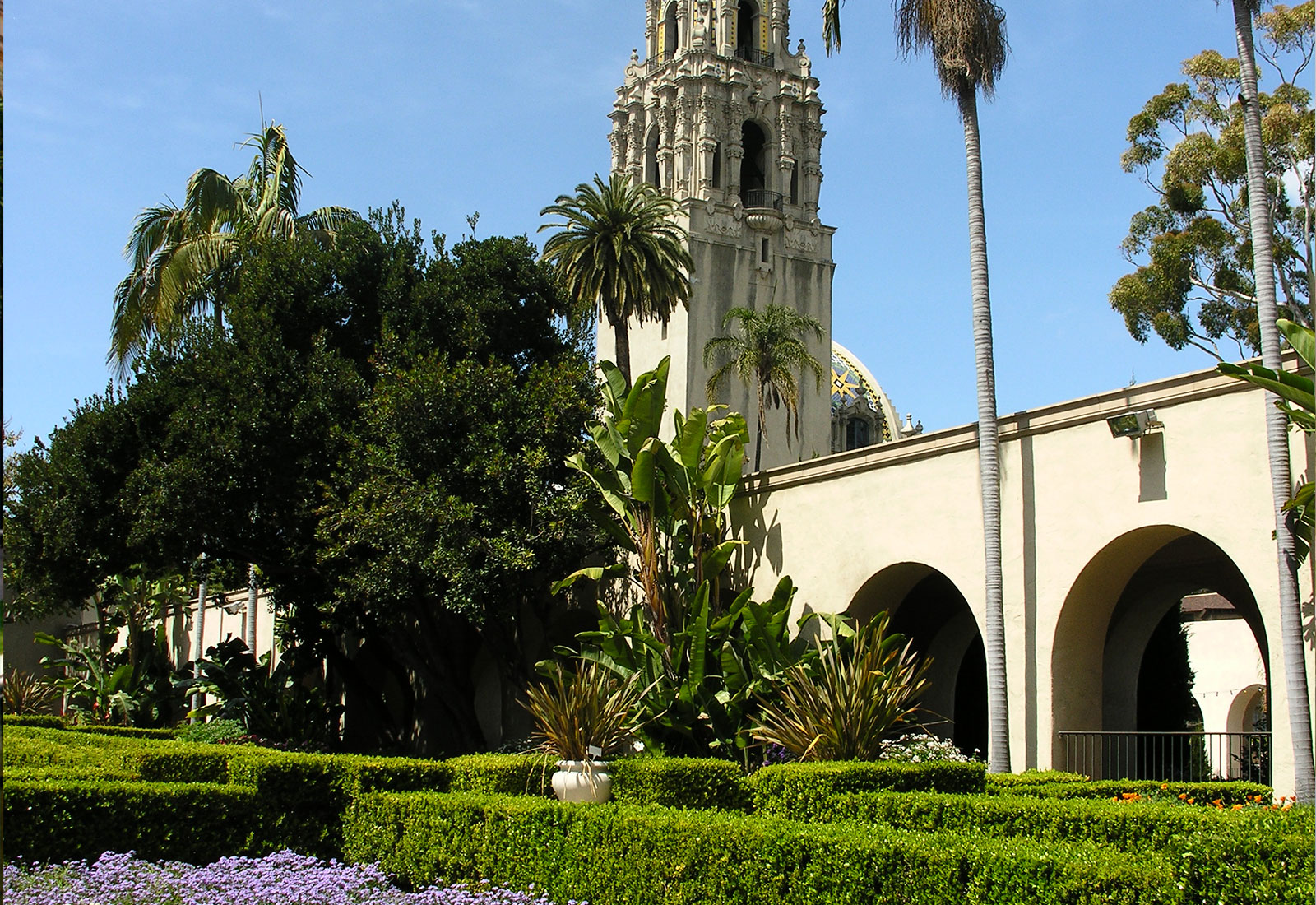 Парк сан диего. Парк Бальбоа Сан Диего. Balboa Park Сан-Диего. Сад Алказар Сан Диего из далека. Достопримечательности Сан-Диего.